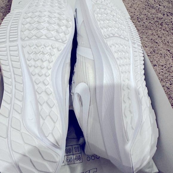 Nike Air Zoom Pegasus 39 Flyease Triple white 9.5 main image 5